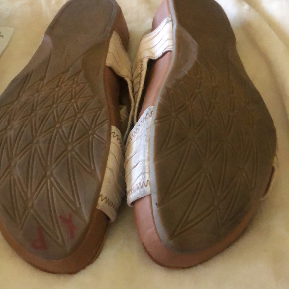 Kalso Earth Shoes- Cream w/Tan; Size:9.5B Pre-Owned - Picture 2 of 3